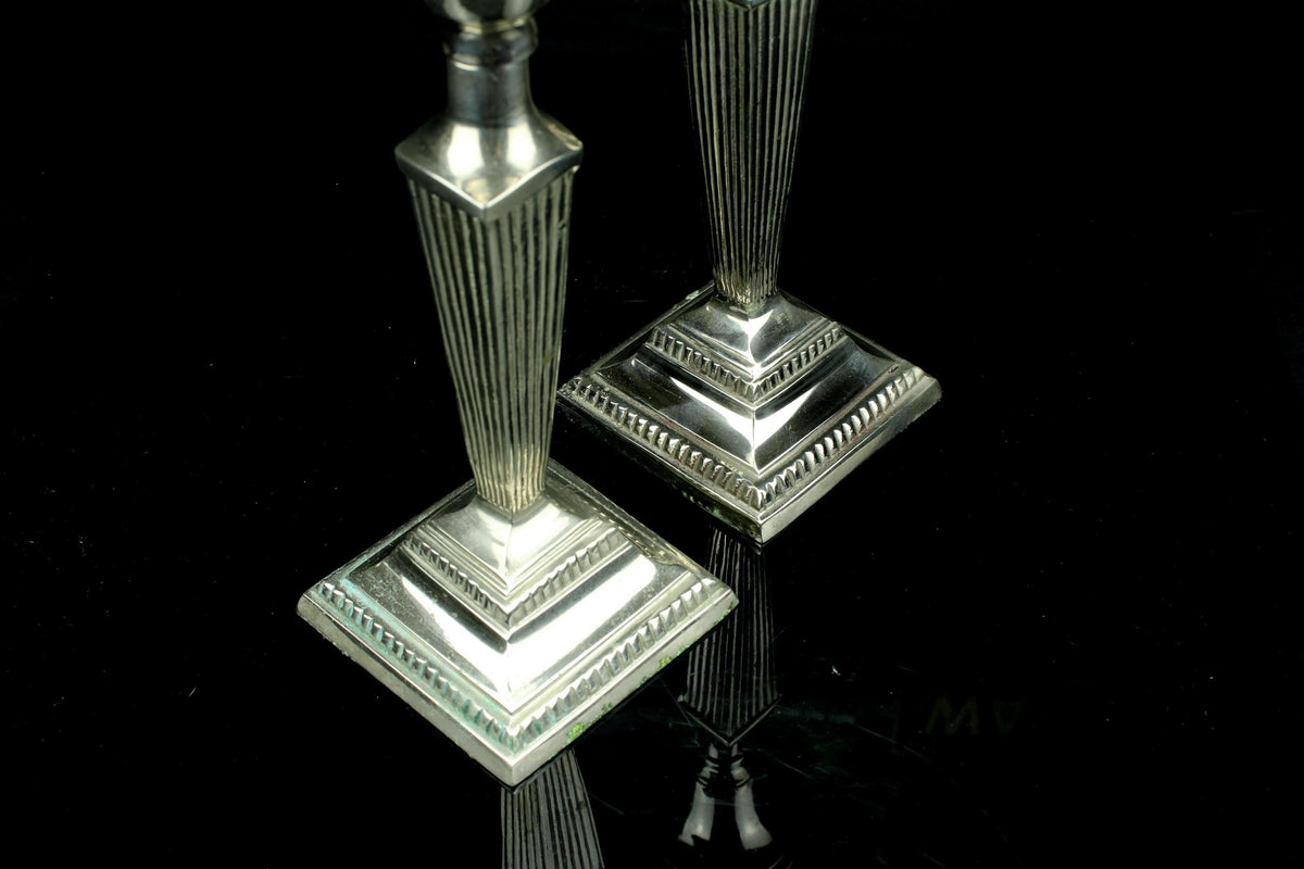 Vintage Set aus 2 versilberten Kerzenhaltern mit geriffelter Säule - Duo versilberter Kerzenleuchter - 21 cm hoch