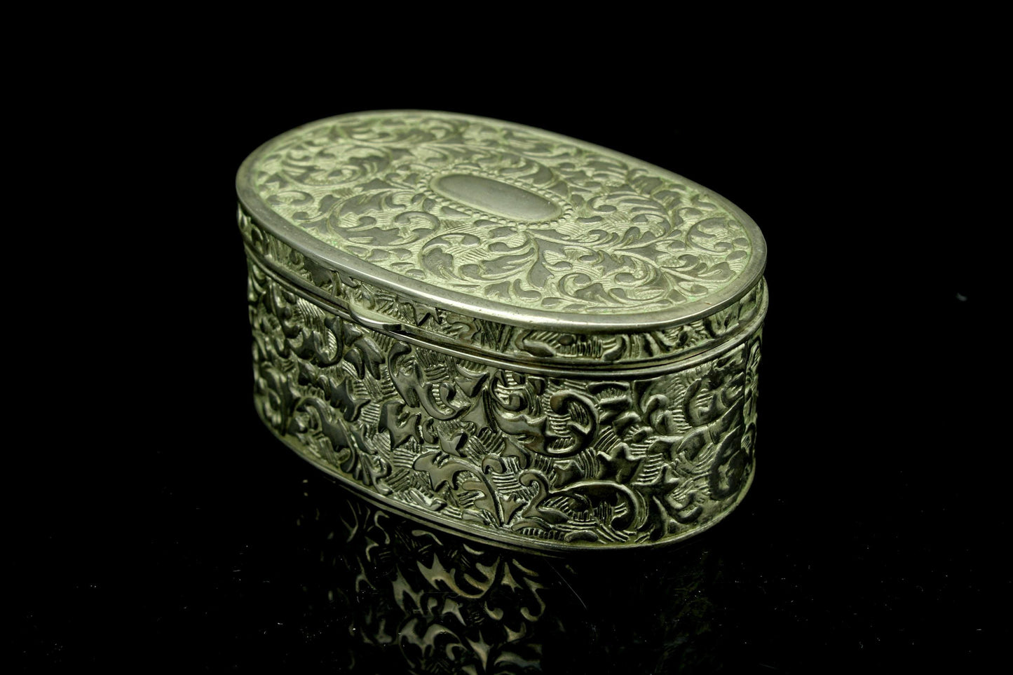 Vintage versilbertes Schmuckkästchen - ovale Pillendose mit Blumenrelief und rotem Samtfutter - 8,5 cm breit