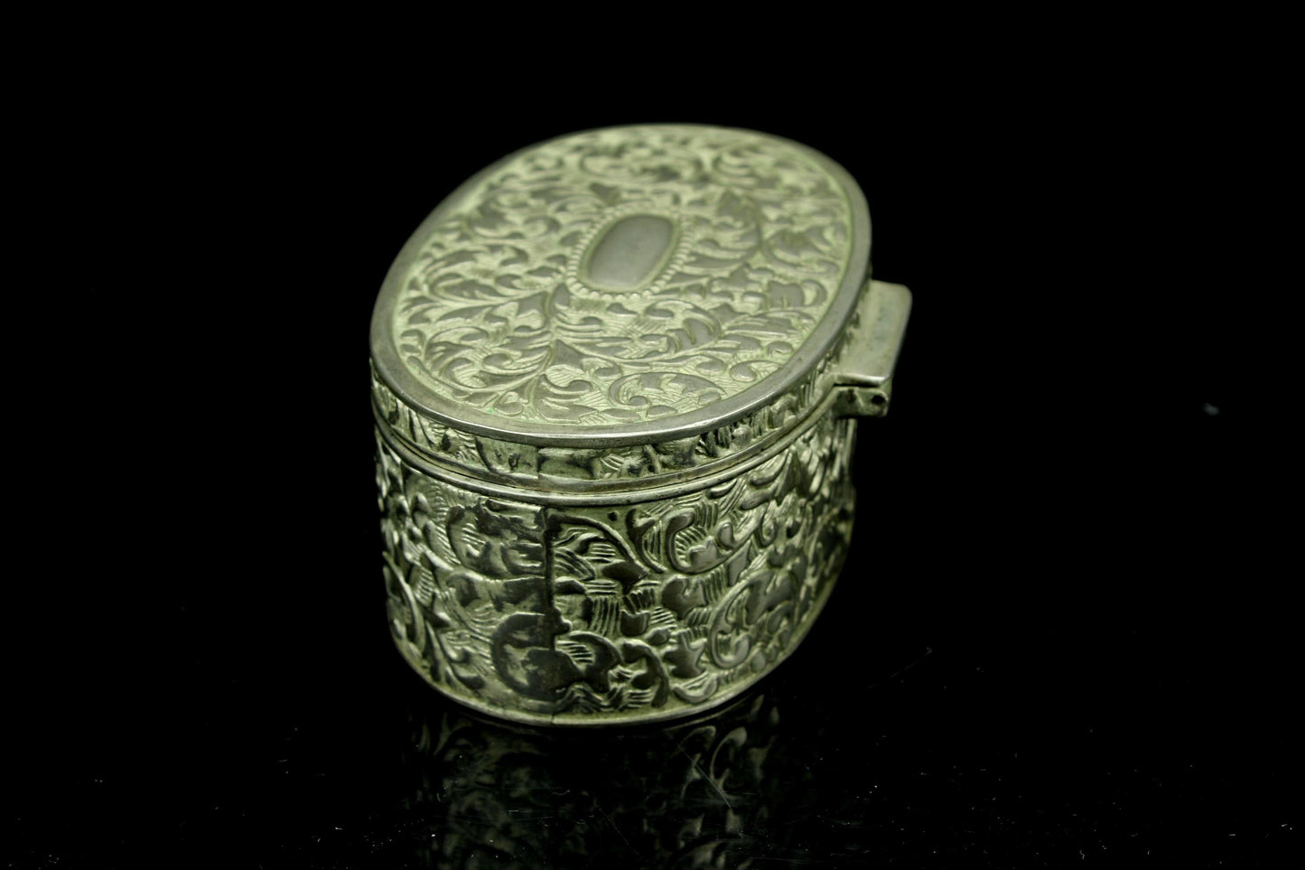 Vintage versilbertes Schmuckkästchen - ovale Pillendose mit Blumenrelief und rotem Samtfutter - 8,5 cm breit