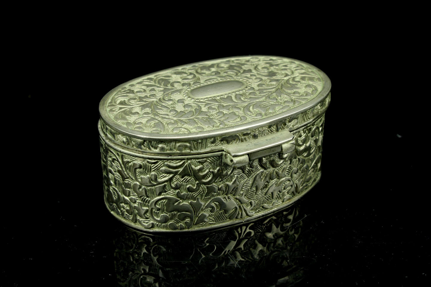 Vintage versilbertes Schmuckkästchen - ovale Pillendose mit Blumenrelief und rotem Samtfutter - 8,5 cm breit