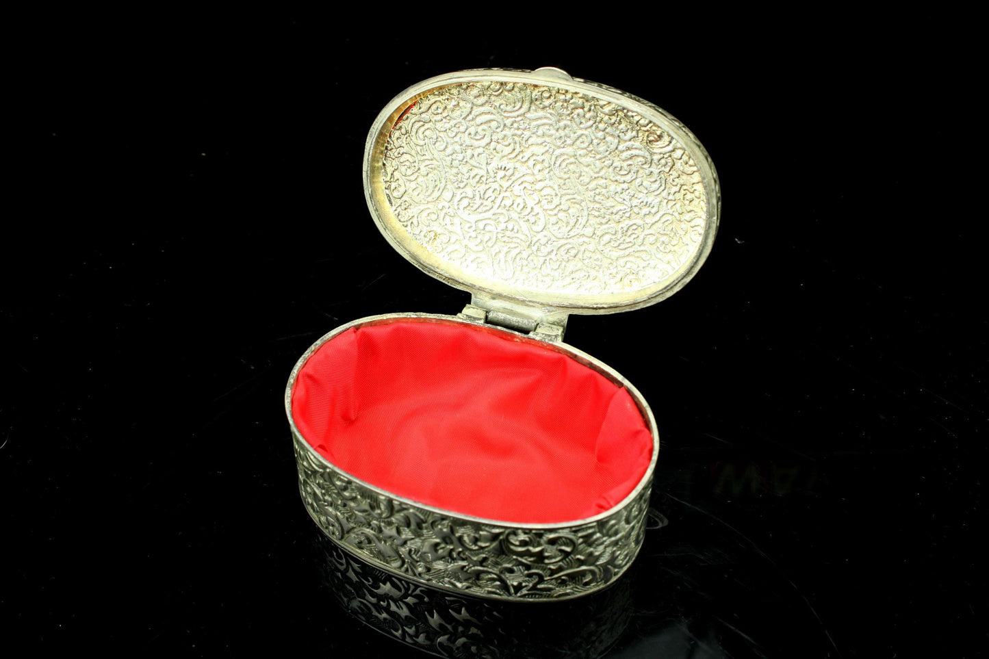 Vintage versilbertes Schmuckkästchen - ovale Pillendose mit Blumenrelief und rotem Samtfutter - 8,5 cm breit