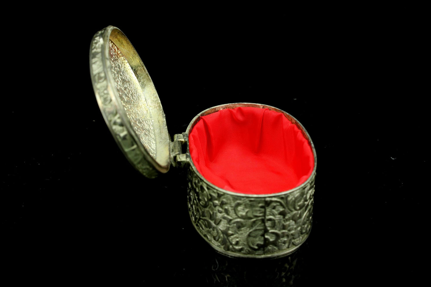 Vintage versilbertes Schmuckkästchen - ovale Pillendose mit Blumenrelief und rotem Samtfutter - 8,5 cm breit