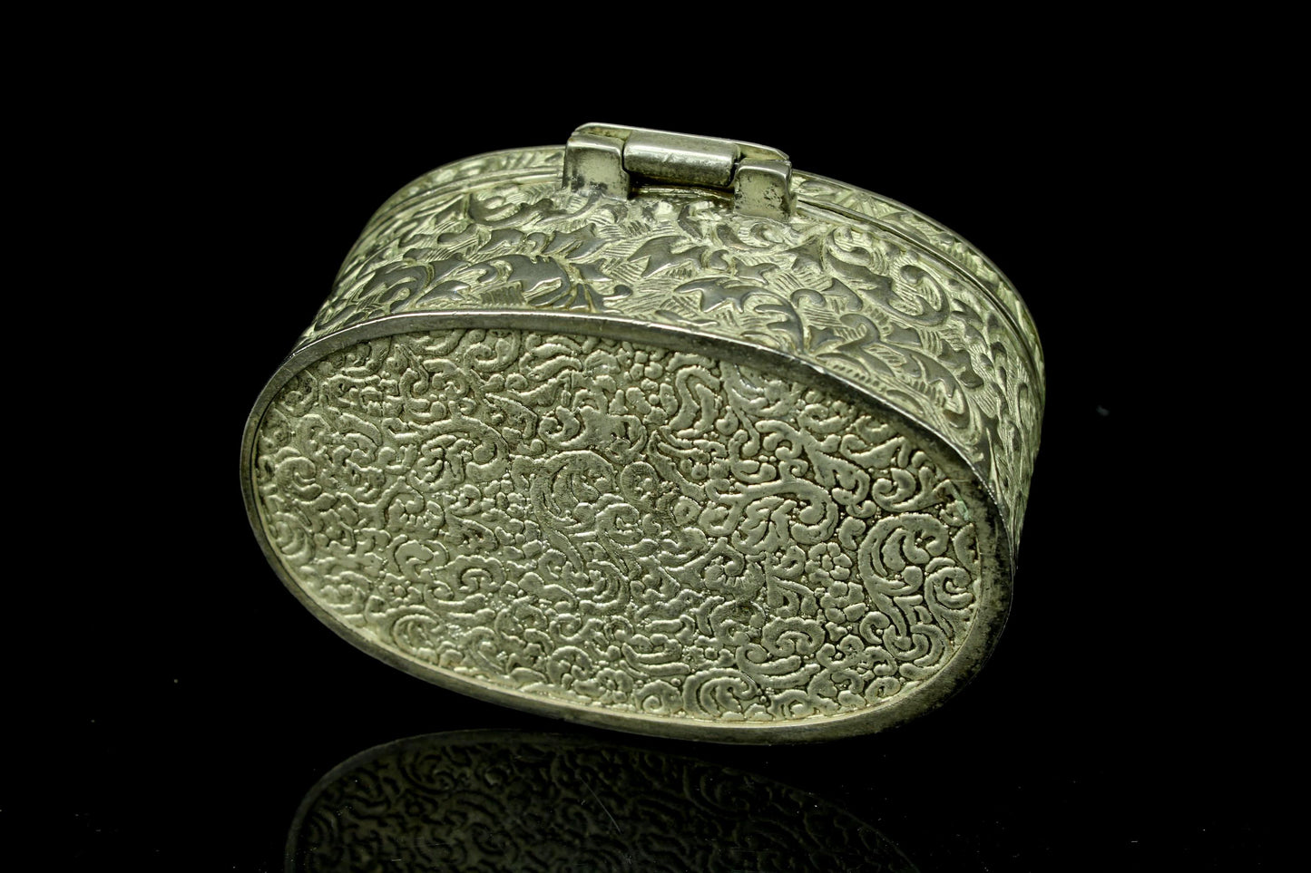 Vintage versilbertes Schmuckkästchen - ovale Pillendose mit Blumenrelief und rotem Samtfutter - 8,5 cm breit