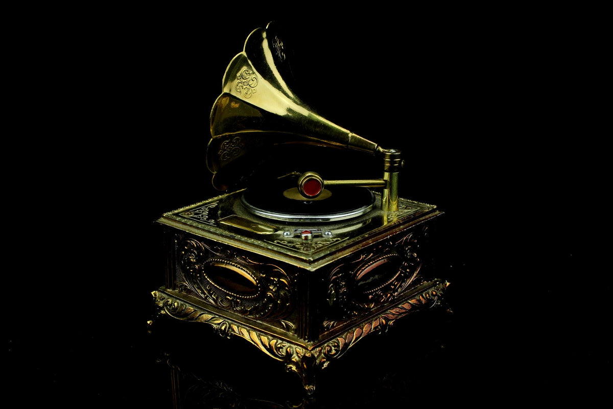 Vintage Miniatur-Grammophon – funktionierende Spieldose aus Messing – Retro-Spieldose mit Trichter – 13 cm. – inkl. Platte