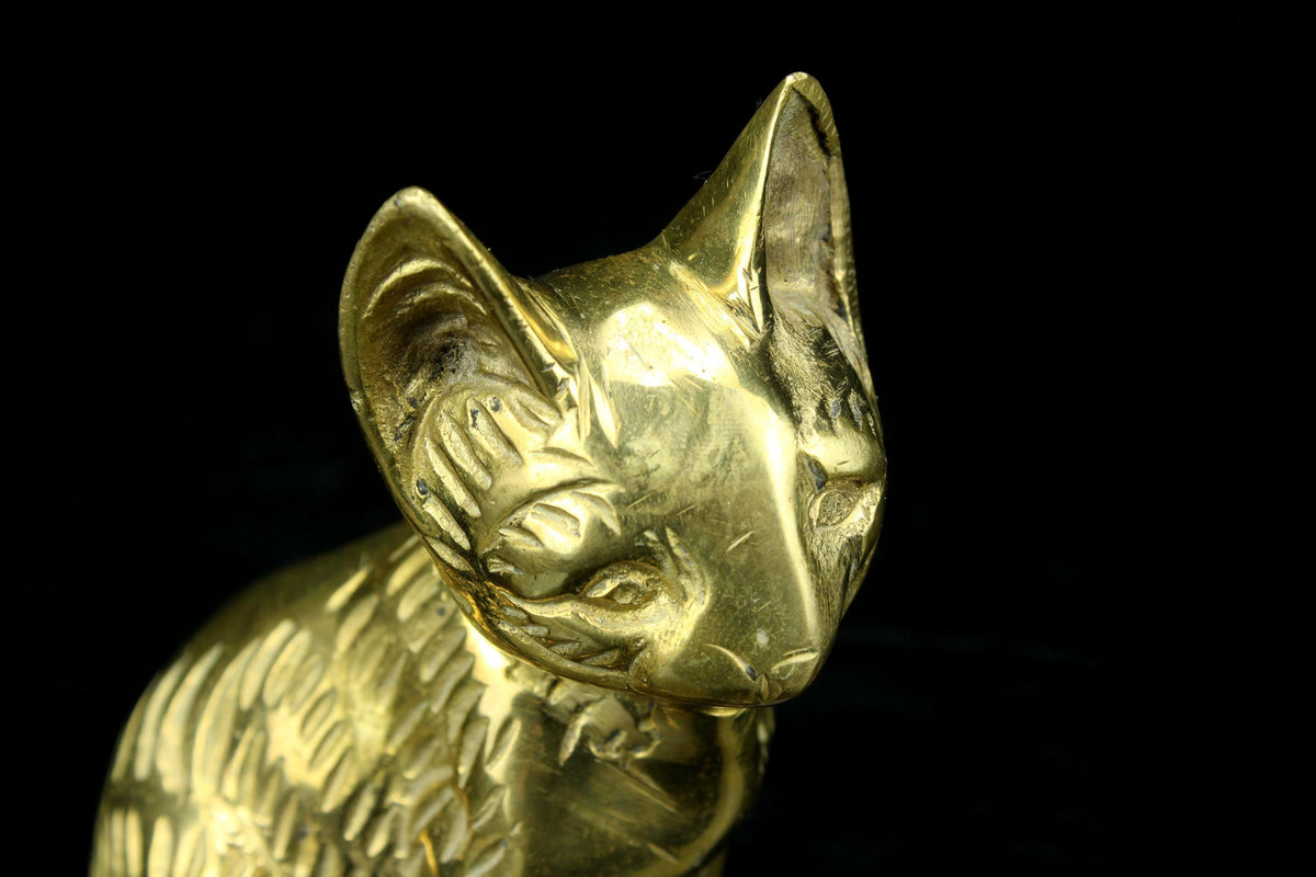 Vintage messing kat beeldje - zittende poes met gedetailleerde vachtdetails - 9 cm. hoog