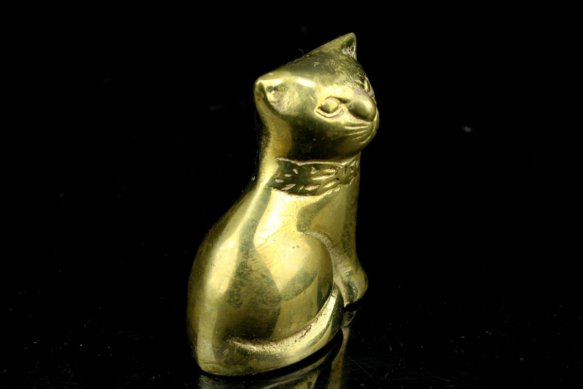 Vintage miniatuur messing kat beeldje - zittende poes met halsbandstrik - 6 cm hoog