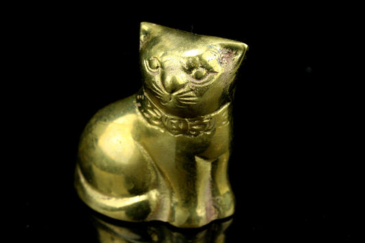 Vintage Miniatur-Messing-Katzenfigur - sitzende Katze mit Halsbandschleife - 6 cm hoch