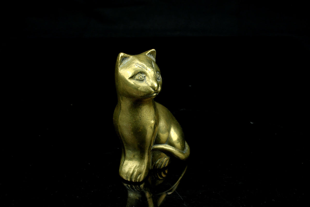 Vintage messing kat beeldje - zittende poes met gedraaide staart - Brass cat figurine - 9 cm. hoog