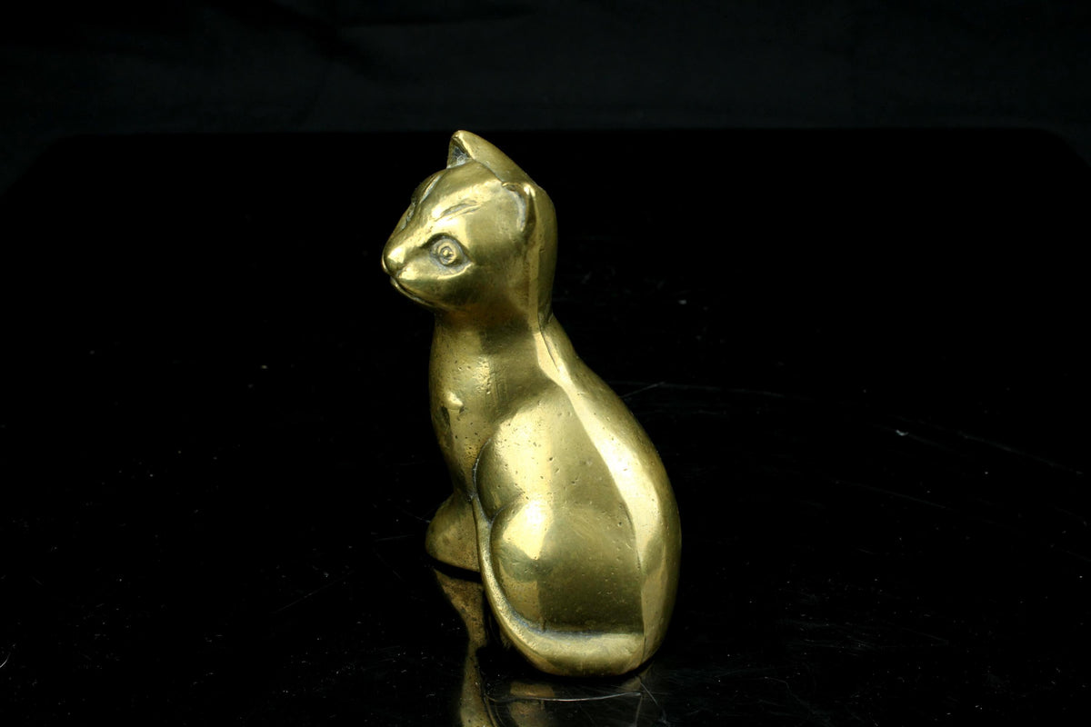 Vintage messing kat beeldje - zittende poes met gedraaide staart - Brass cat figurine - 9 cm. hoog