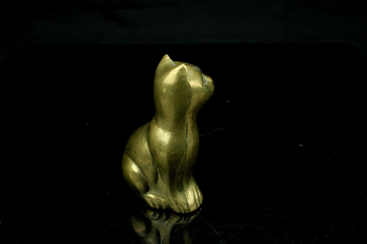 Vintage messing kat beeldje - zittende poes met gedraaide staart - Brass cat figurine - 9 cm. hoog