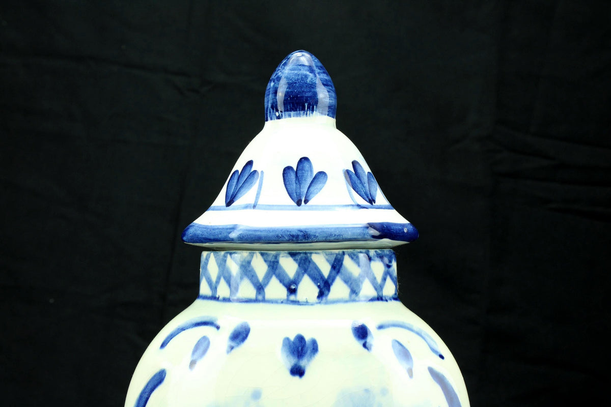 Vintage Delfter Blauw Deckelvase - handbemalt holländische Keramik - Balustervase mit Kirche & Blumen - made in Holland - 33 cm. hoch