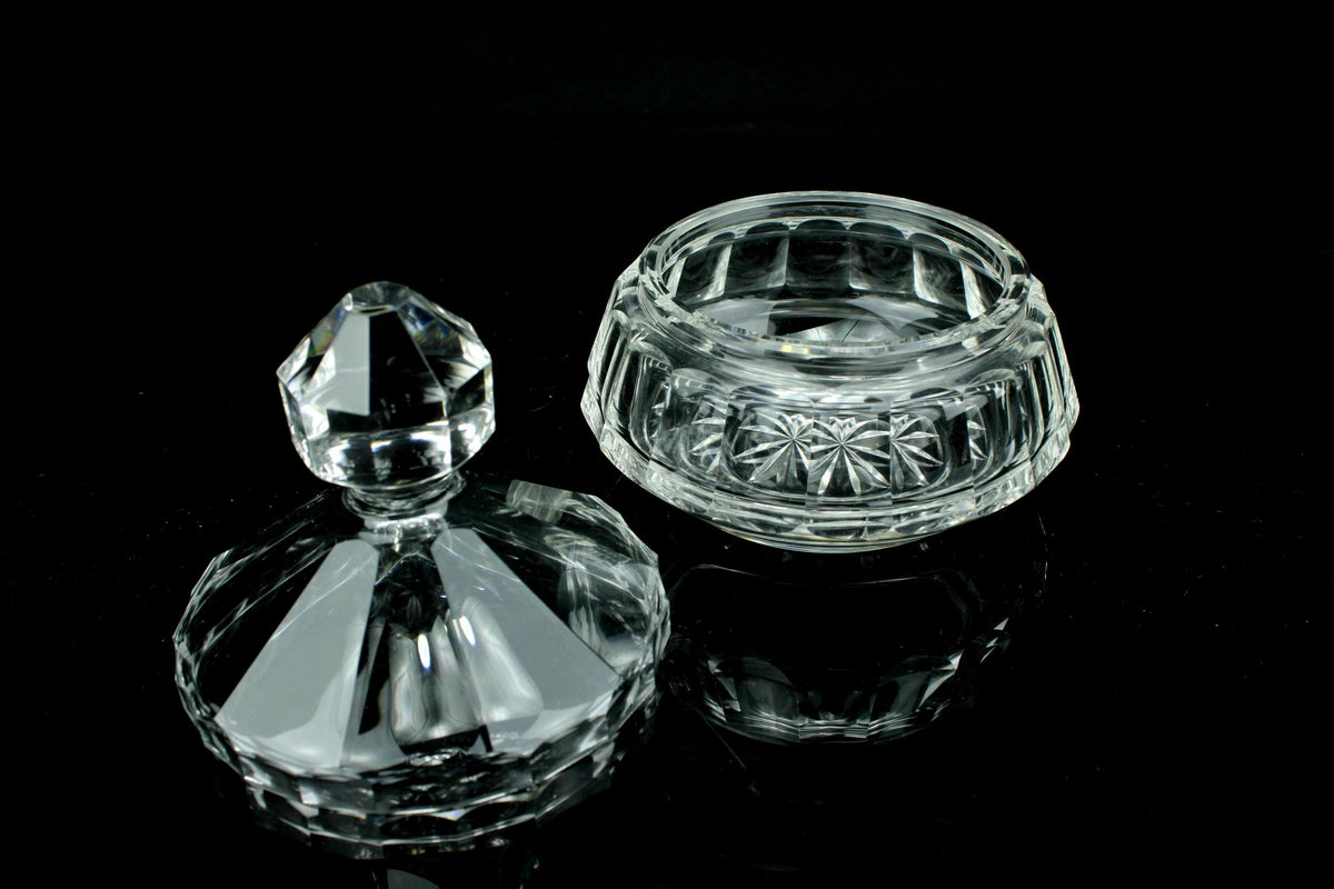 Vintage Kristall-Bonbonschale mit Deckel - geschliffene Bleikristall-Pralinenschachtel mit diamantförmigem Knauf - verzierte Süßigkeitenschale