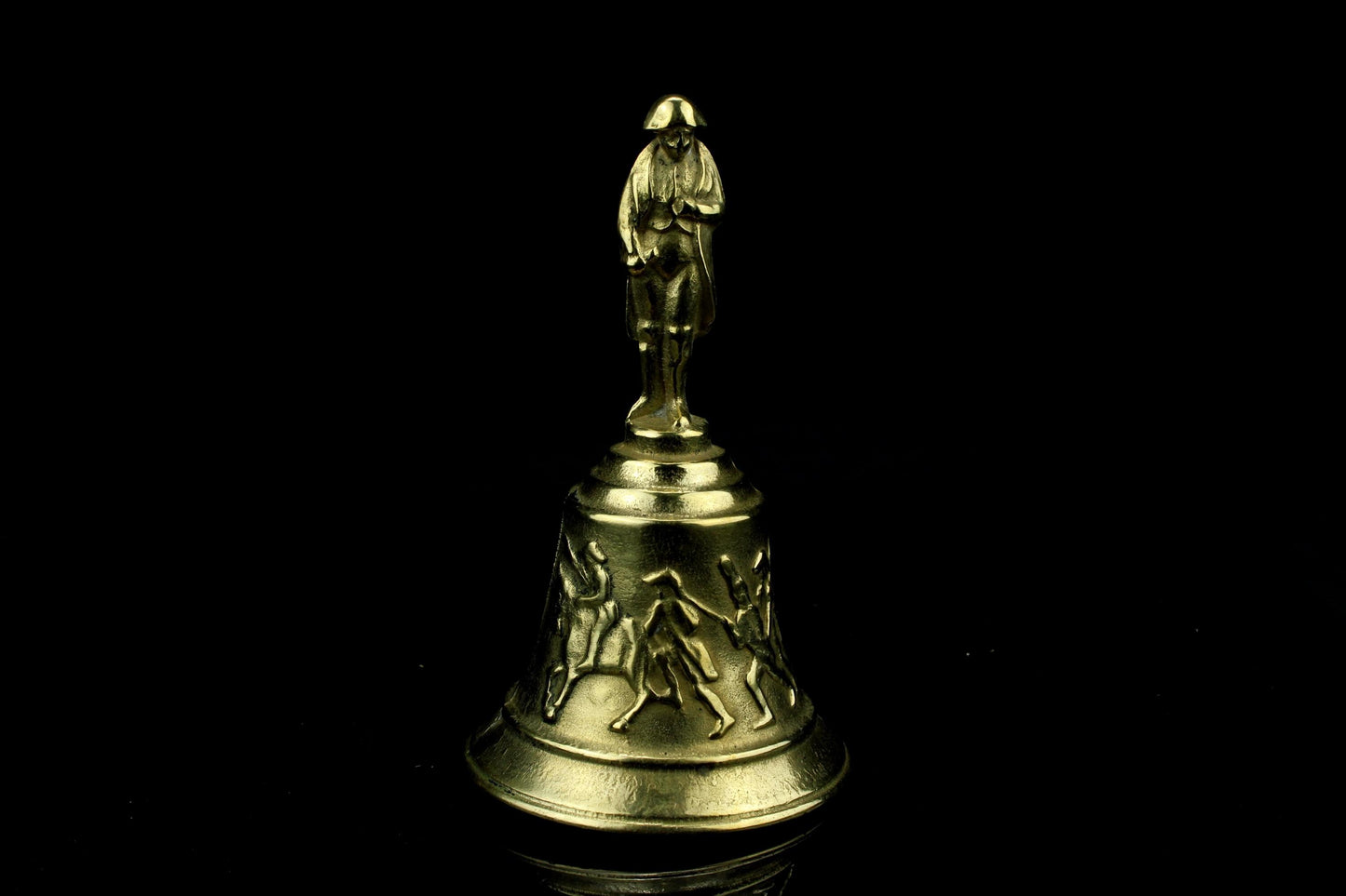 Vintage messing tafelbel met Napoleon Bonaparte - handbel met reliëf en klepel - 16 cm. hoog