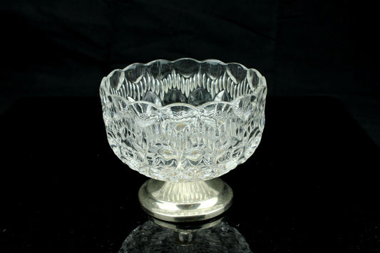 Vintage kristallen coupe op verzilverde voet - Geslepen kristal bonbonschaaltje - sierschaal met zilveren sokkel - 9.5   cm. hoog