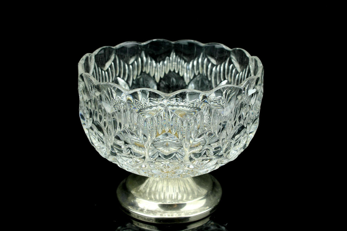 Vintage Kristallschale auf versilbertem Fuß - Geschliffene Kristallpralinen-Schale - Zierschale mit silbernem Sockel - 9,5 cm hoch