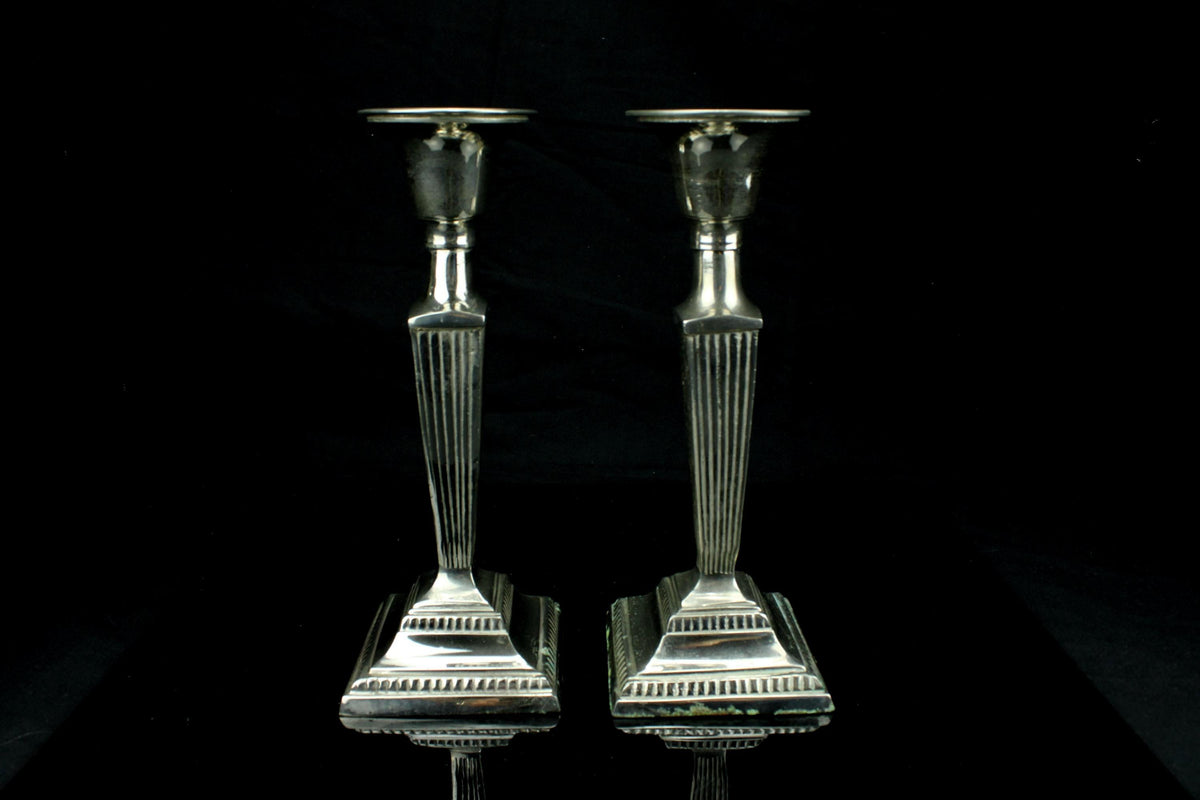 Vintage Set aus 2 versilberten Kerzenhaltern mit geriffelter Säule - Duo versilberter Kerzenleuchter - 21 cm hoch