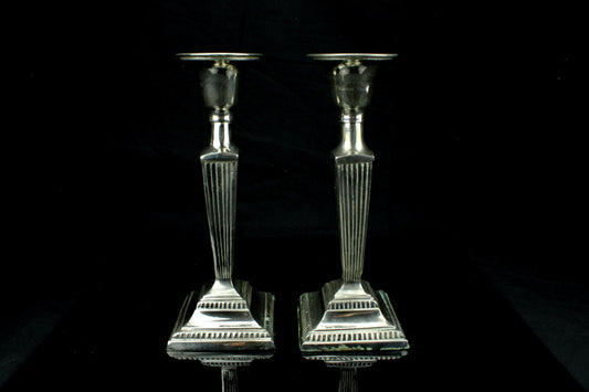 Vintage set van 2 verzilverde kandelaars met geribbelde zuil - verzilverde Kkaarsenhouder duo - 21 cm. hoog