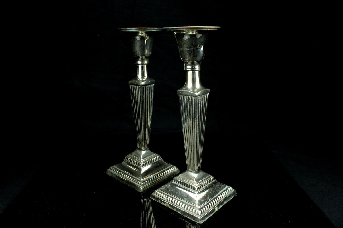 Vintage Set aus 2 versilberten Kerzenhaltern mit geriffelter Säule - Duo versilberter Kerzenleuchter - 21 cm hoch