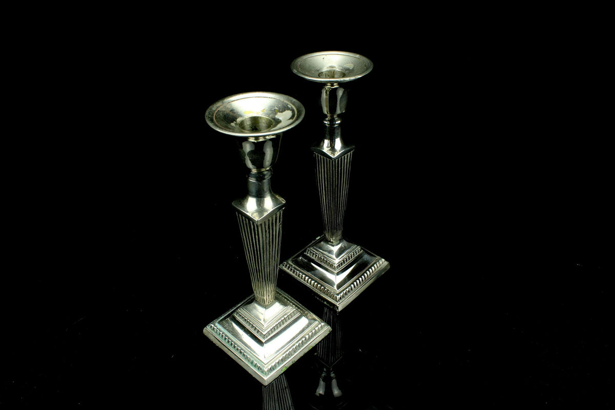 Vintage Set aus 2 versilberten Kerzenhaltern mit geriffelter Säule - Duo versilberter Kerzenleuchter - 21 cm hoch
