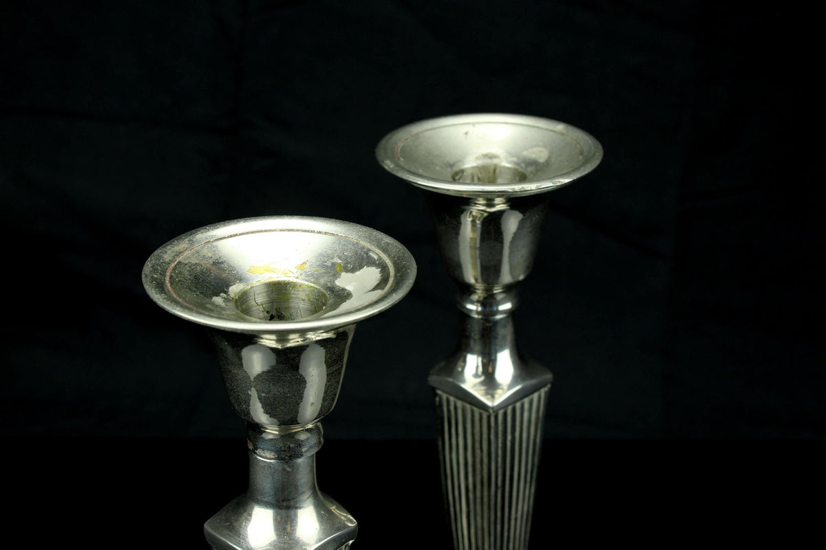 Vintage Set aus 2 versilberten Kerzenhaltern mit geriffelter Säule - Duo versilberter Kerzenleuchter - 21 cm hoch