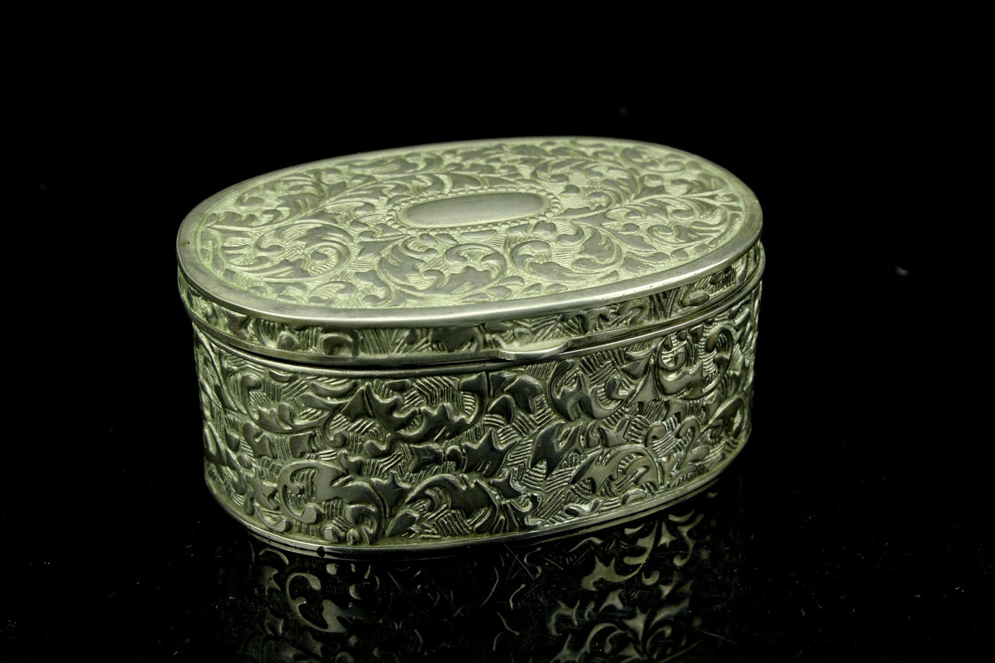 Vintage versilbertes Schmuckkästchen - ovale Pillendose mit Blumenrelief und rotem Samtfutter - 8,5 cm breit