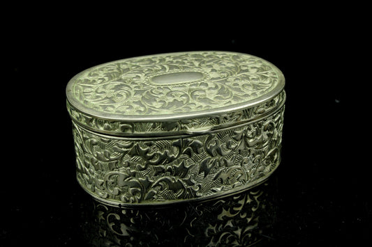 Vintage verzilverd sieradendoosje - ovaal pillendoosje met bloem-reliëf en rood fluweel binnenwerk - 8,5 cm breed