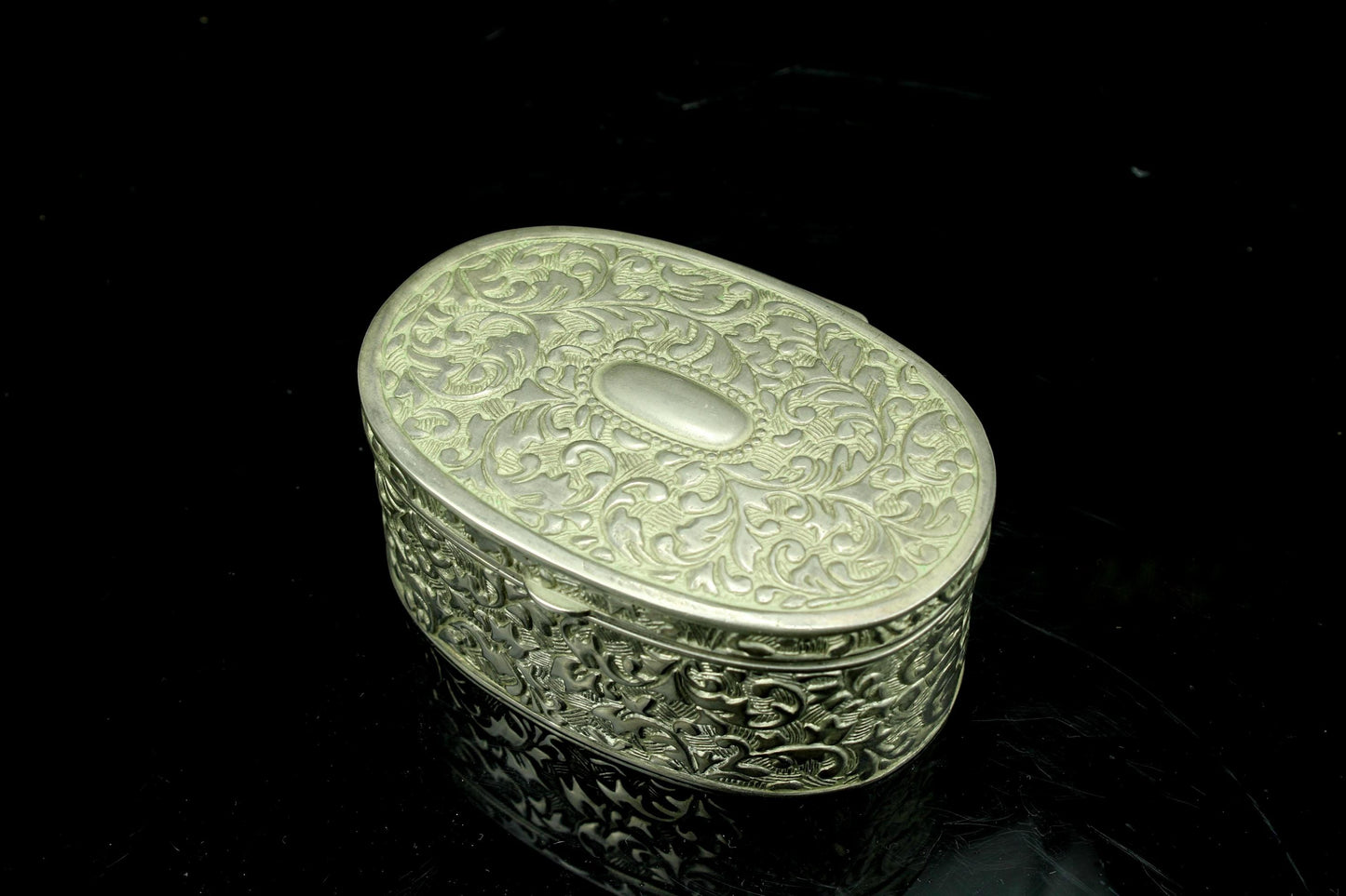 Vintage versilbertes Schmuckkästchen - ovale Pillendose mit Blumenrelief und rotem Samtfutter - 8,5 cm breit