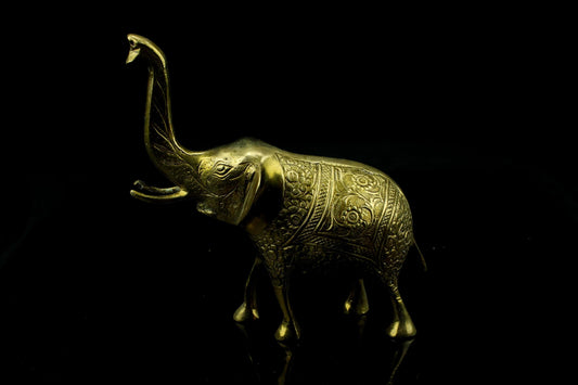 Vintage Messing Elefant-Figur mit erhobenem Rüssel - reich verziertes Bild - handgraviert - 15 cm.