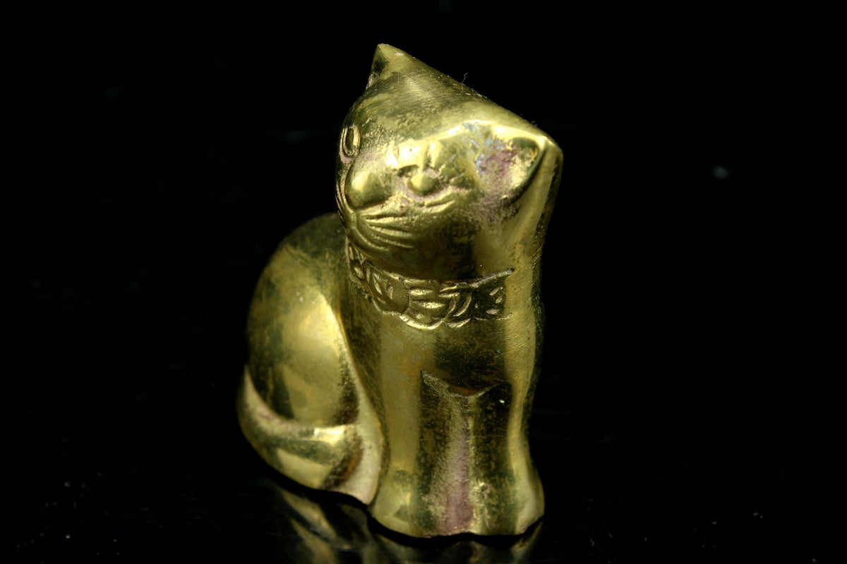 Vintage miniatuur messing kat beeldje - zittende poes met halsbandstrik - 6 cm hoog