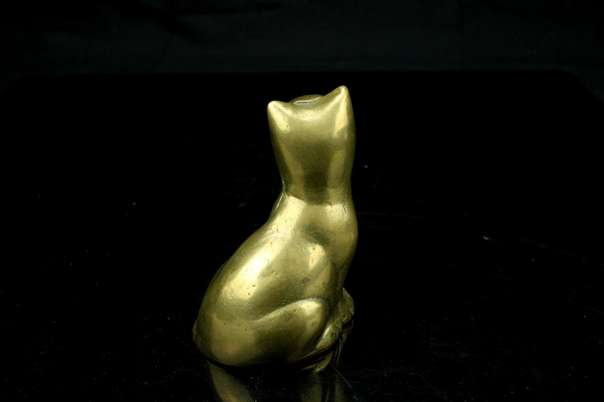 Vintage messing kat beeldje - zittende poes met gedraaide staart - Brass cat figurine - 9 cm. hoog