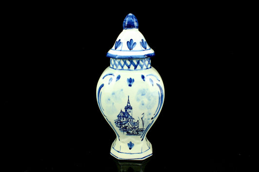 Vintage Delfts Blauw dekselvaas - handbeschilderd Hollandse aardewerk - balustervaas met kerk & bloemen - made in Holland - 33 cm. hoog