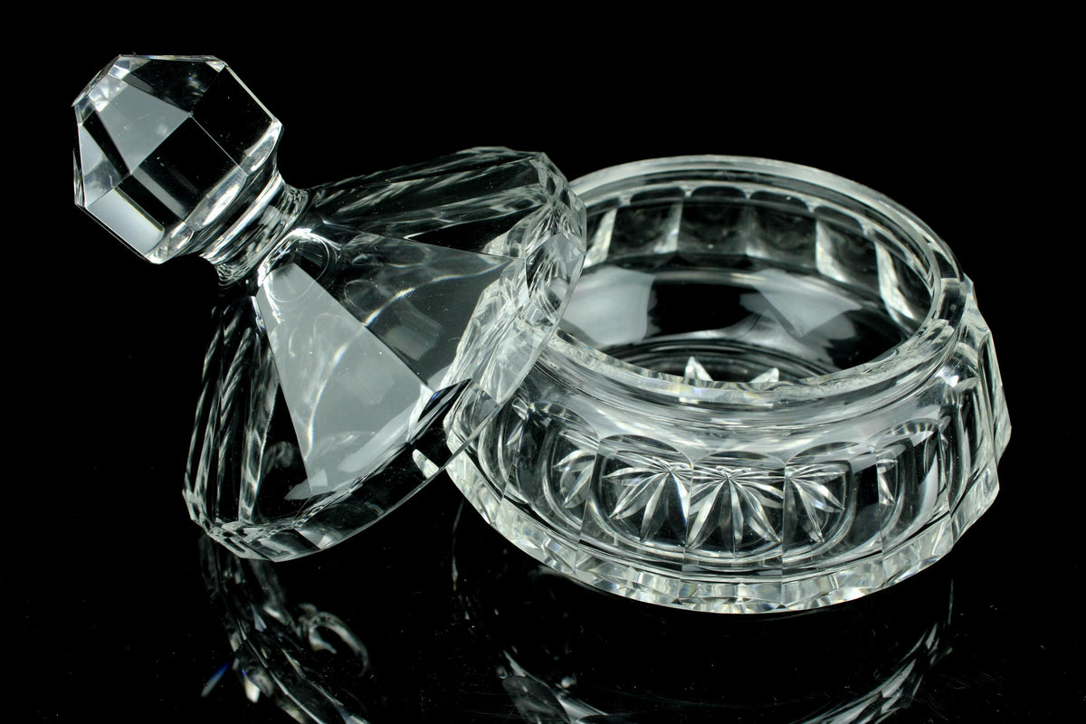 Vintage Kristall-Bonbonschale mit Deckel - geschliffene Bleikristall-Pralinenschachtel mit diamantförmigem Knauf - verzierte Süßigkeitenschale