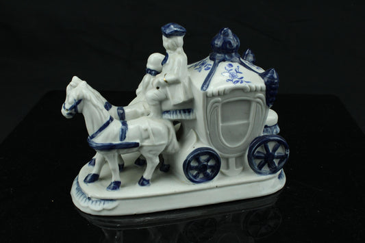 Vintage Delfts Blauw stijl porseleinen koets - blauw-wit rijtuig met paarden en koetsier - barokke statiekoets