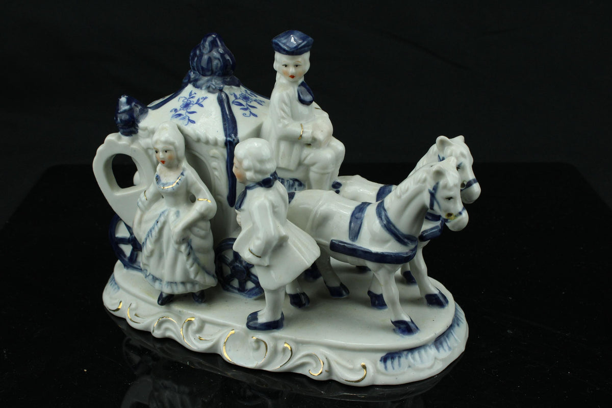 Vintage Delfts Blauw stijl porseleinen koets - blauw-wit rijtuig met paarden en koetsier - barokke statiekoets