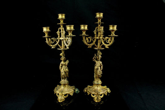 Antiek set van 2 verguld spelter kandelaars - 4-armige kandelaars met boer en boerin - Rococo stijl - zeldzaam paar tafelkandelaars