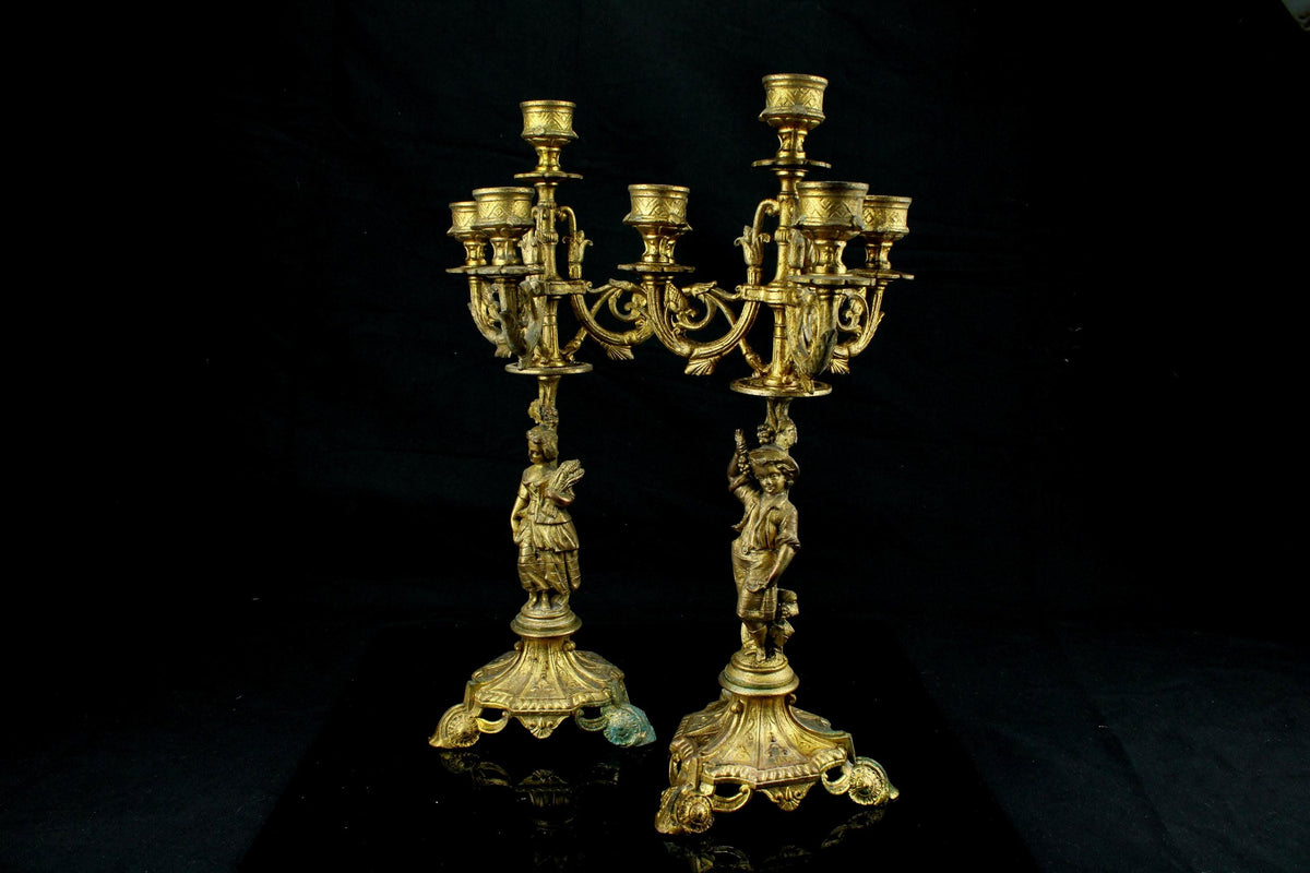 Antiek set van 2 verguld spelter kandelaars - 4-armige kandelaars met boer en boerin - Rococo stijl - zeldzaam paar tafelkandelaars