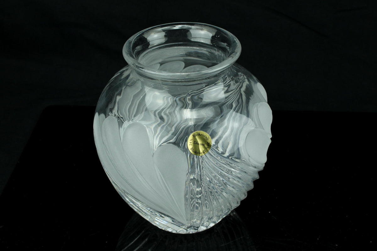 Vintage Bleikristall bolling vaas - 24% loodkristal vaas met gefrost hartjes motief - bolvormige bloemenvaas - 17 cm. hoog