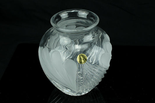 Vintage Bleikristall bolling vaas - 24% loodkristal vaas met gefrost hartjes motief - bolvormige bloemenvaas - 17 cm. hoog