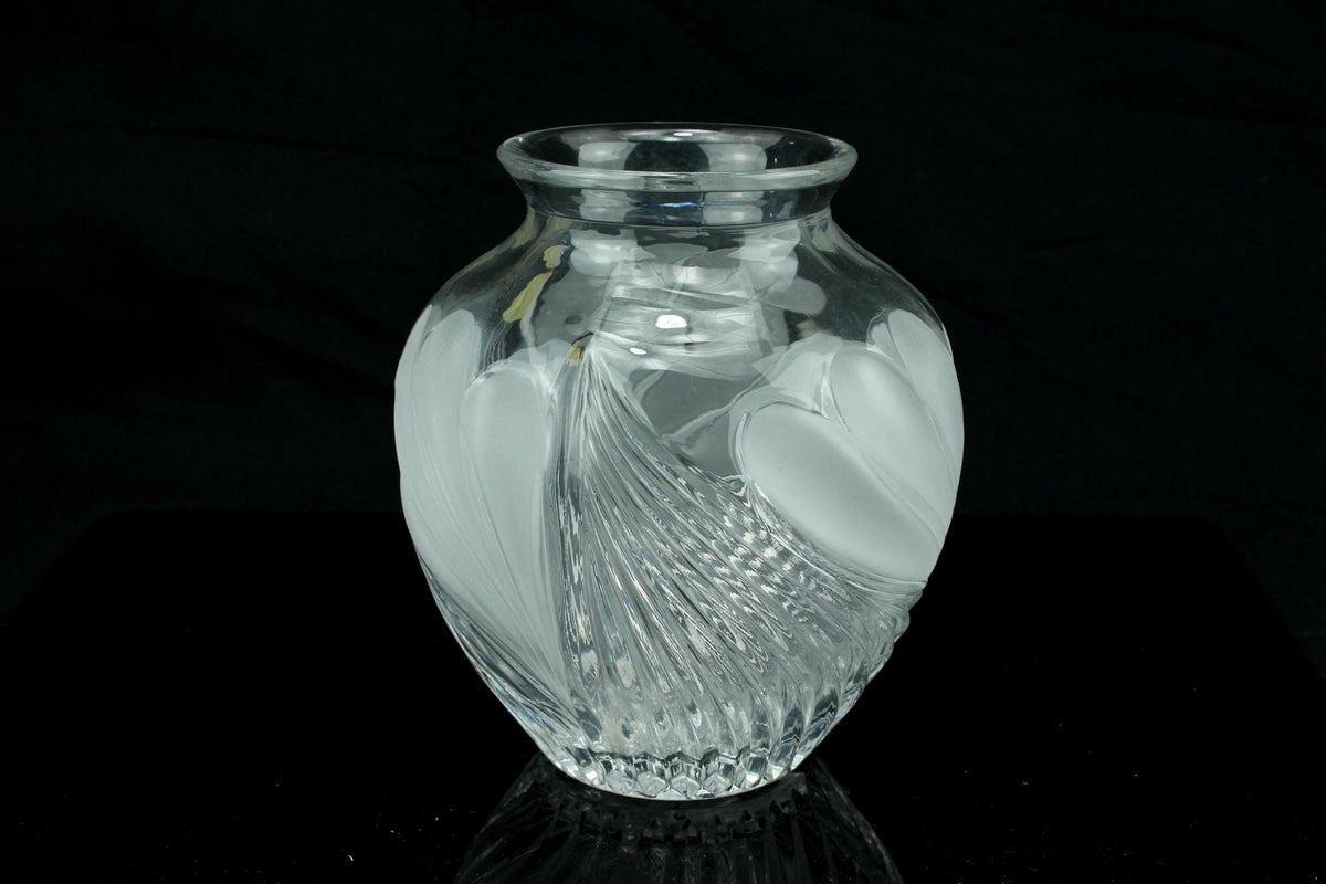 Vintage Bleikristall bolling vaas - 24% loodkristal vaas met gefrost hartjes motief - bolvormige bloemenvaas - 17 cm. hoog