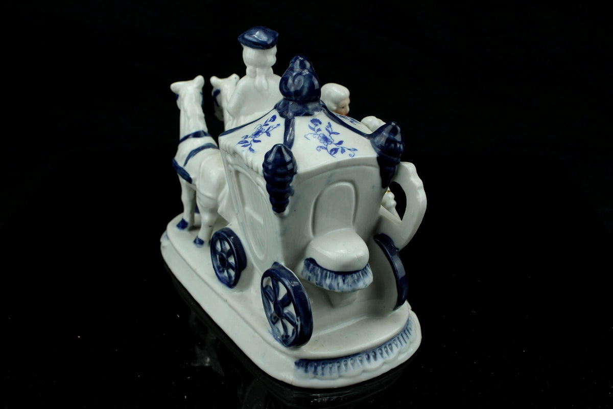Vintage Delfts Blauw stijl porseleinen koets - blauw-wit rijtuig met paarden en koetsier - barokke statiekoets