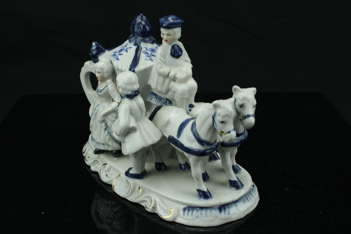 Vintage Delfts Blauw stijl porseleinen koets - blauw-wit rijtuig met paarden en koetsier - barokke statiekoets