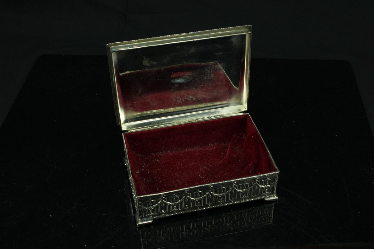 Vintage versilberte Schmuckschatulle mit Girlanden - Neoklassischer Stil - rotes Samtinterieur