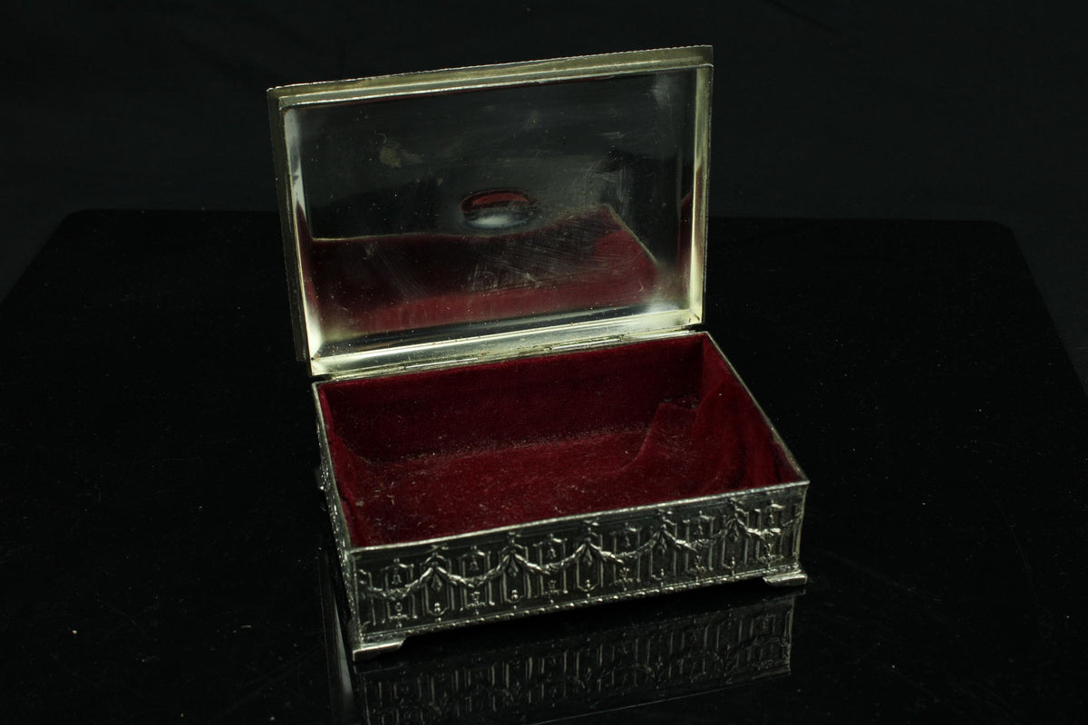 Vintage versilberte Schmuckschatulle mit Girlanden - Neoklassischer Stil - rotes Samtinterieur