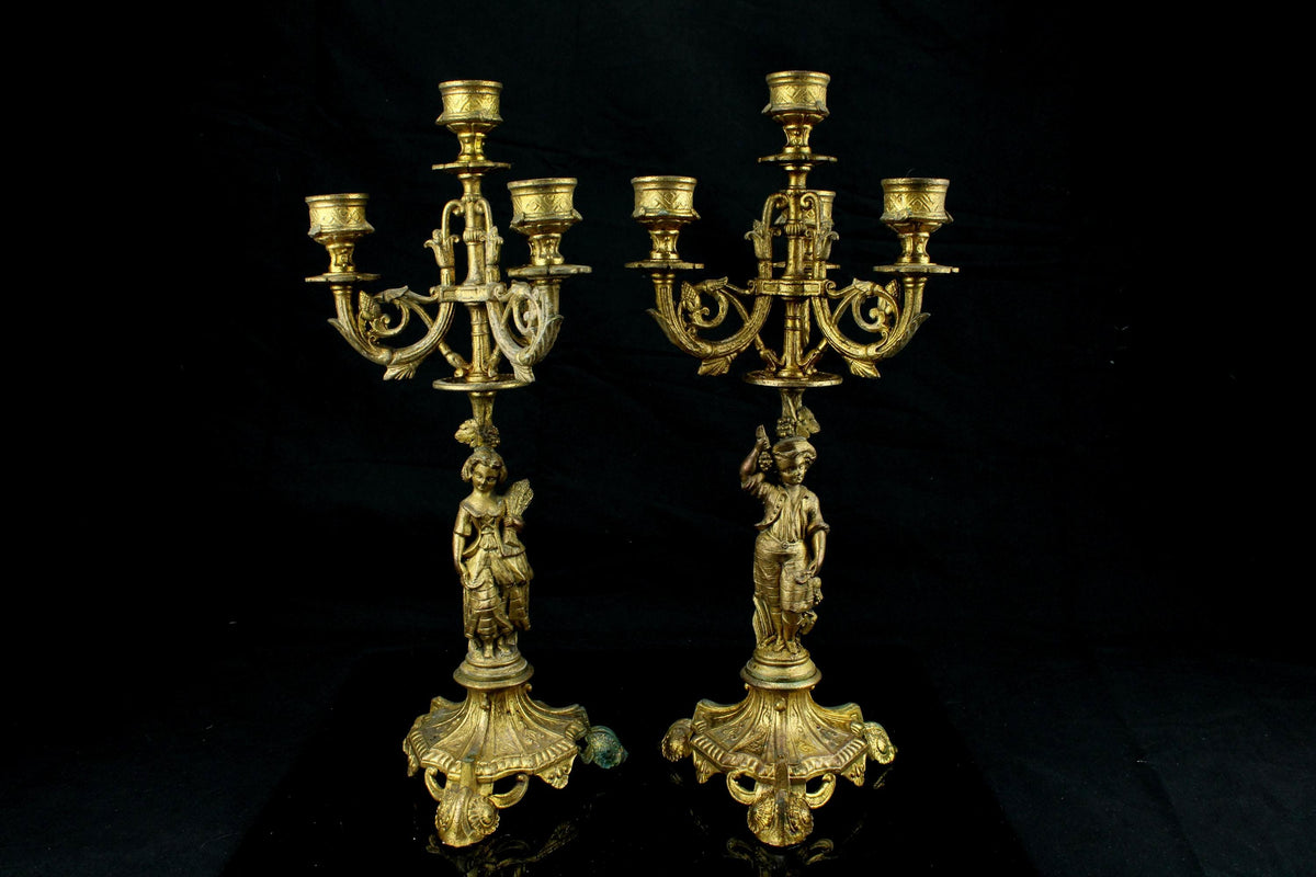 Antiek set van 2 verguld spelter kandelaars - 4-armige kandelaars met boer en boerin - Rococo stijl - zeldzaam paar tafelkandelaars
