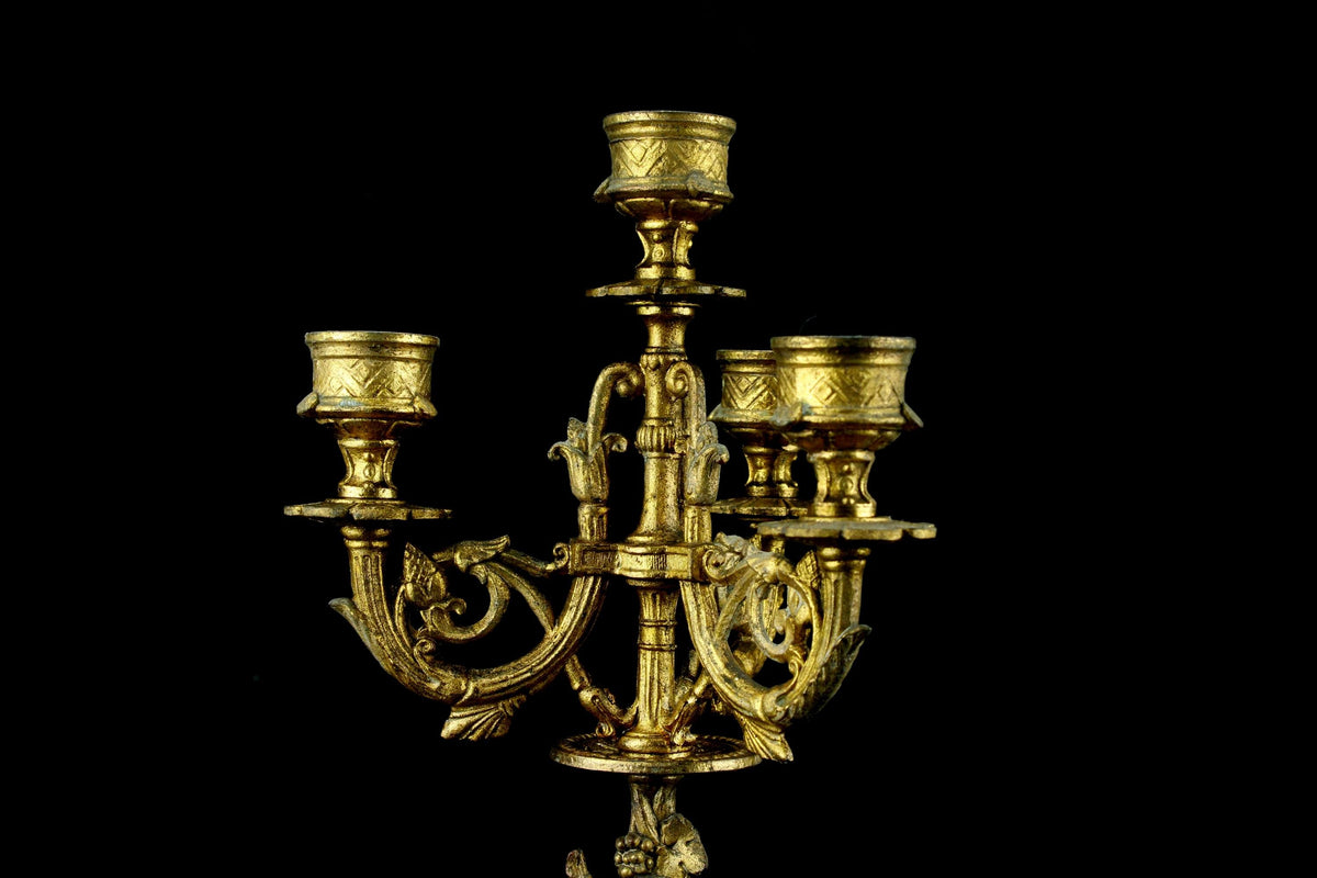 Antiek set van 2 verguld spelter kandelaars - 4-armige kandelaars met boer en boerin - Rococo stijl - zeldzaam paar tafelkandelaars