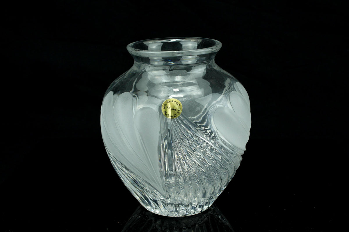 Vintage Bleikristall bolling vaas - 24% loodkristal vaas met gefrost hartjes motief - bolvormige bloemenvaas - 17 cm. hoog