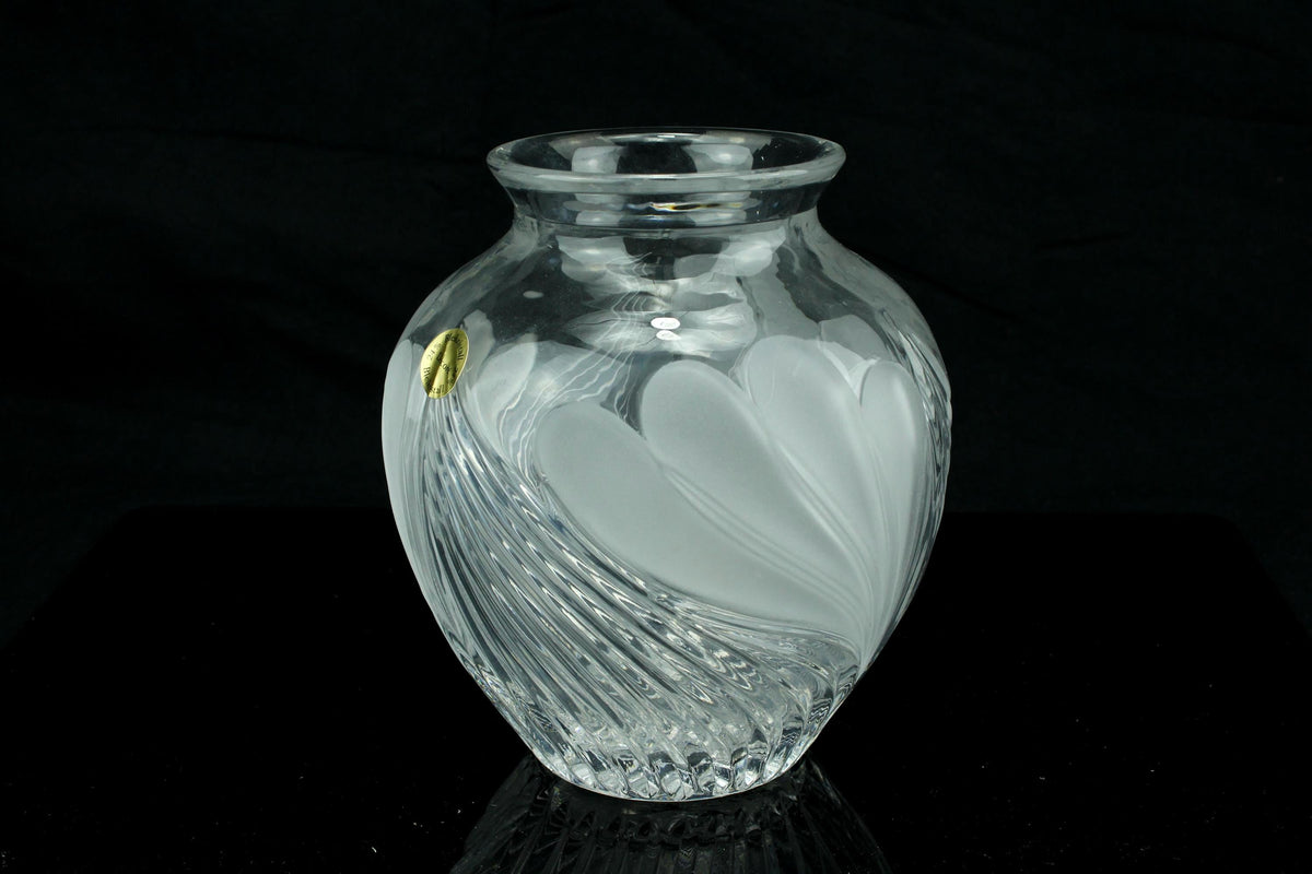 Vintage Bleikristall bolling vaas - 24% loodkristal vaas met gefrost hartjes motief - bolvormige bloemenvaas - 17 cm. hoog