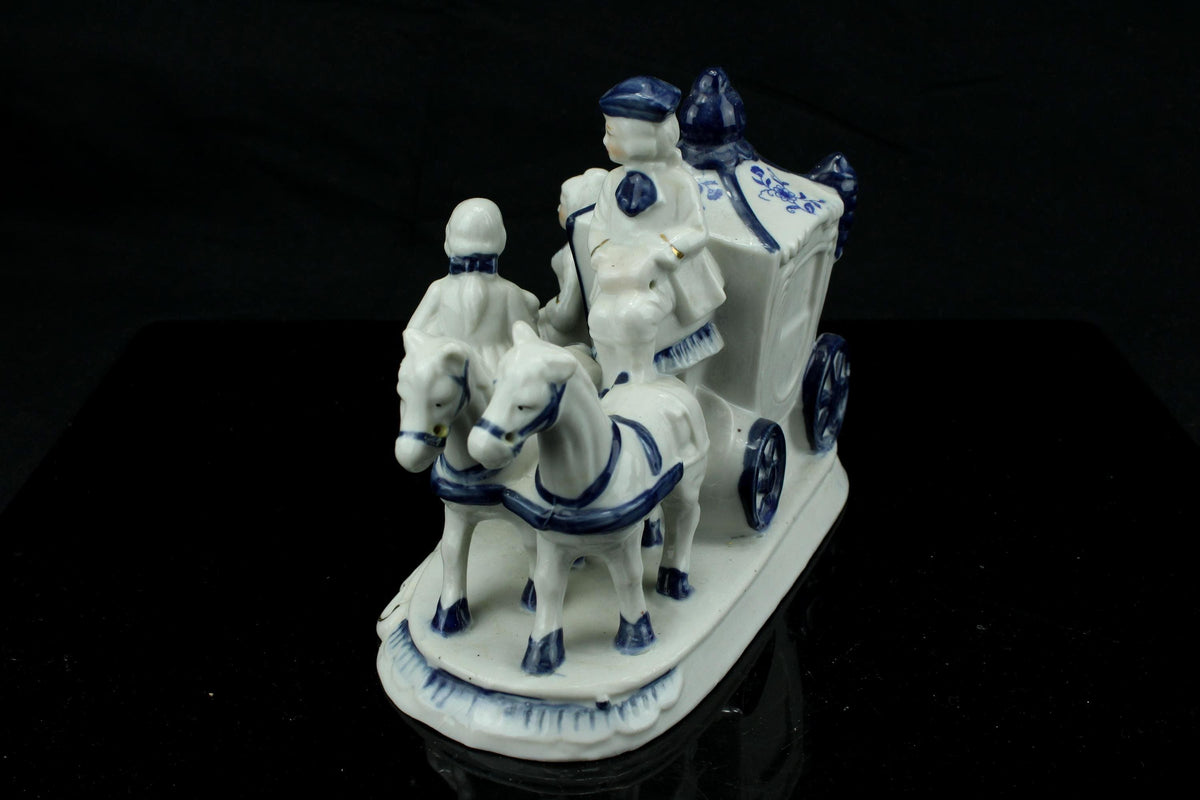 Vintage Delfts Blauw stijl porseleinen koets - blauw-wit rijtuig met paarden en koetsier - barokke statiekoets