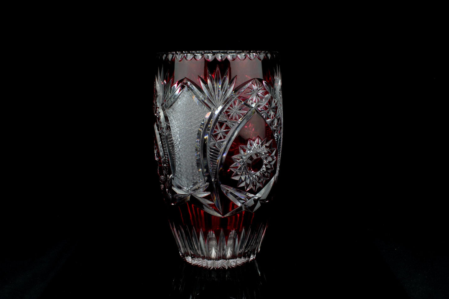 Grote vintage vaas robijnrood geslepen kristal - ster & diamant motief - jaren 60  70 - 25 cm
