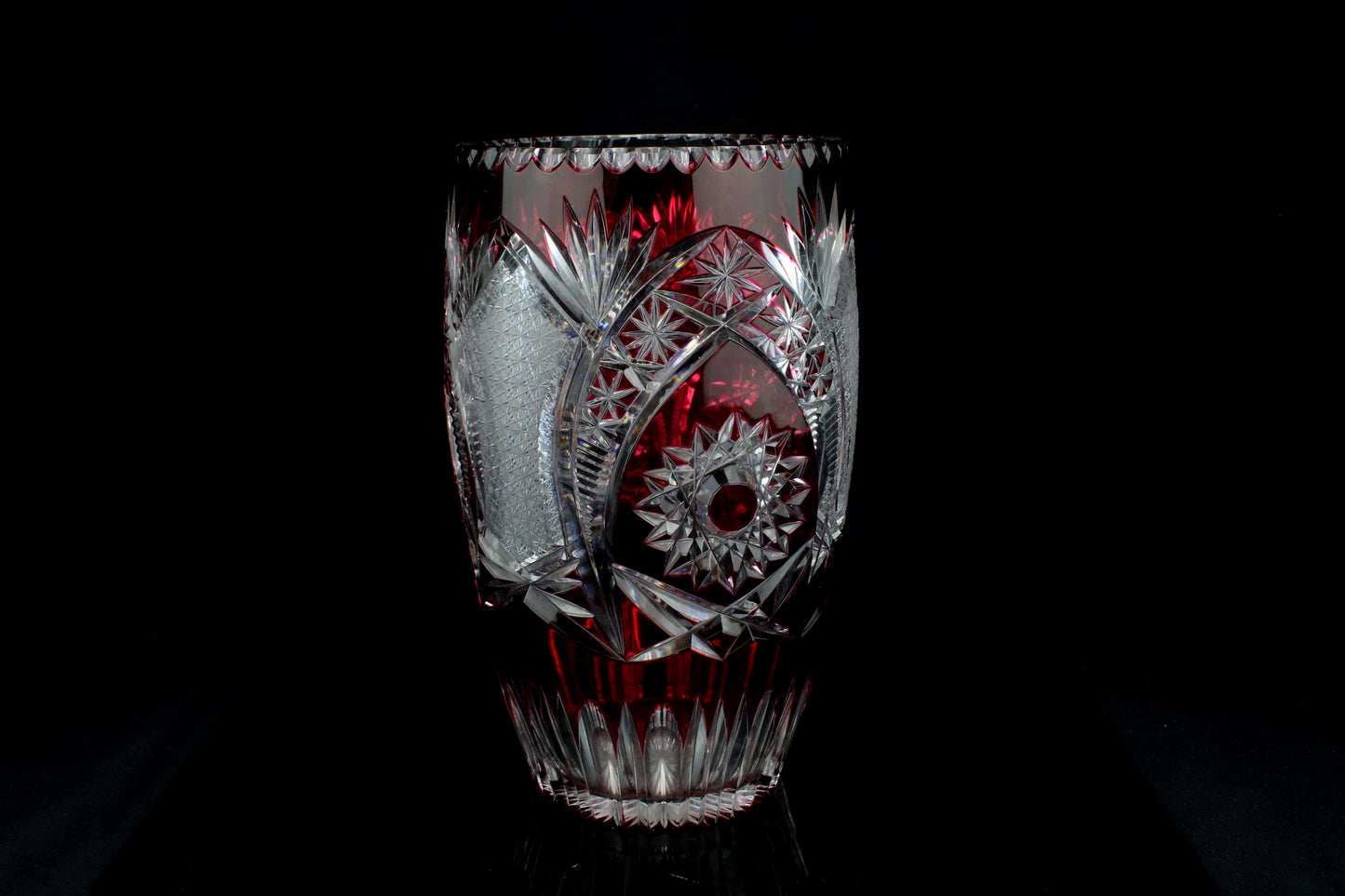 Grote vintage vaas robijnrood geslepen kristal - ster & diamant motief - jaren 60  70 - 25 cm
